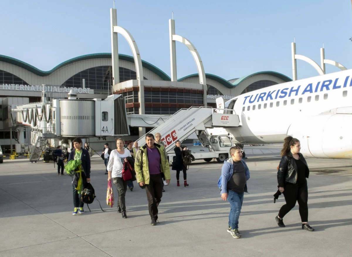 Samolot tureckich linii lotniczych Turkish Airlines musiał lądować awaryjnie na lotnisku w Stambule po tym jak jeden z silników zapalił się. Zaraz po wylądowaniu wszyscy pasażerowie zostali bezpiecznie ewakuowani, a straż ugasiła pożar.  