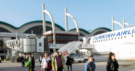 Samolot tureckich linii lotniczych Turkish Airlines musiał lądować awaryjnie na lotnisku w Stambule po tym jak jeden z silników zapalił się. Zaraz po wylądowaniu wszyscy pasażerowie zostali bezpiecznie ewakuowani, a straż ugasiła pożar.  