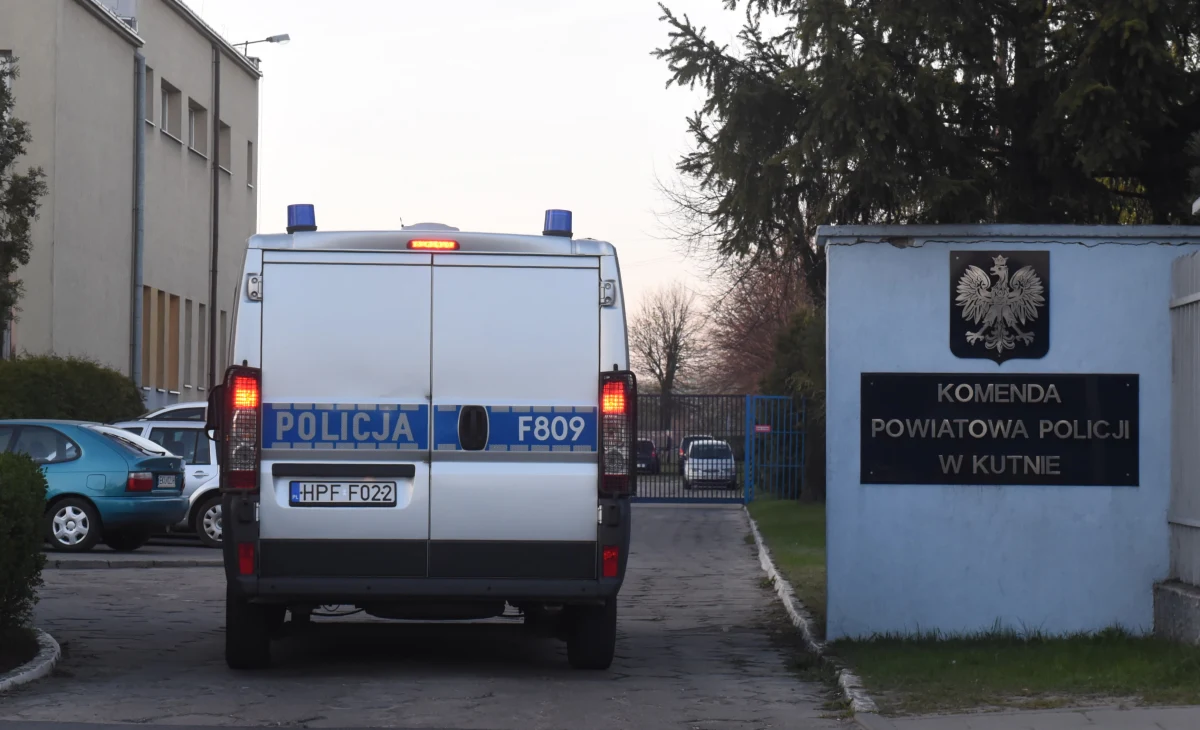 Zarzuty niedopełnienia obowiązków i nieumyślnego spowodowania śmierci usłyszał 34-letni policjant, z którego broni śmiertelnie postrzelony został 29-latek podczas przesłuchania w kutnowskiej komendzie policji. Grozi mu kara do pięciu lat więzienia. 34-letni policjant z Kutna został przesłuchany przez prokuratora w szpitalu w Kutnie, gdzie przebywa od czwartku