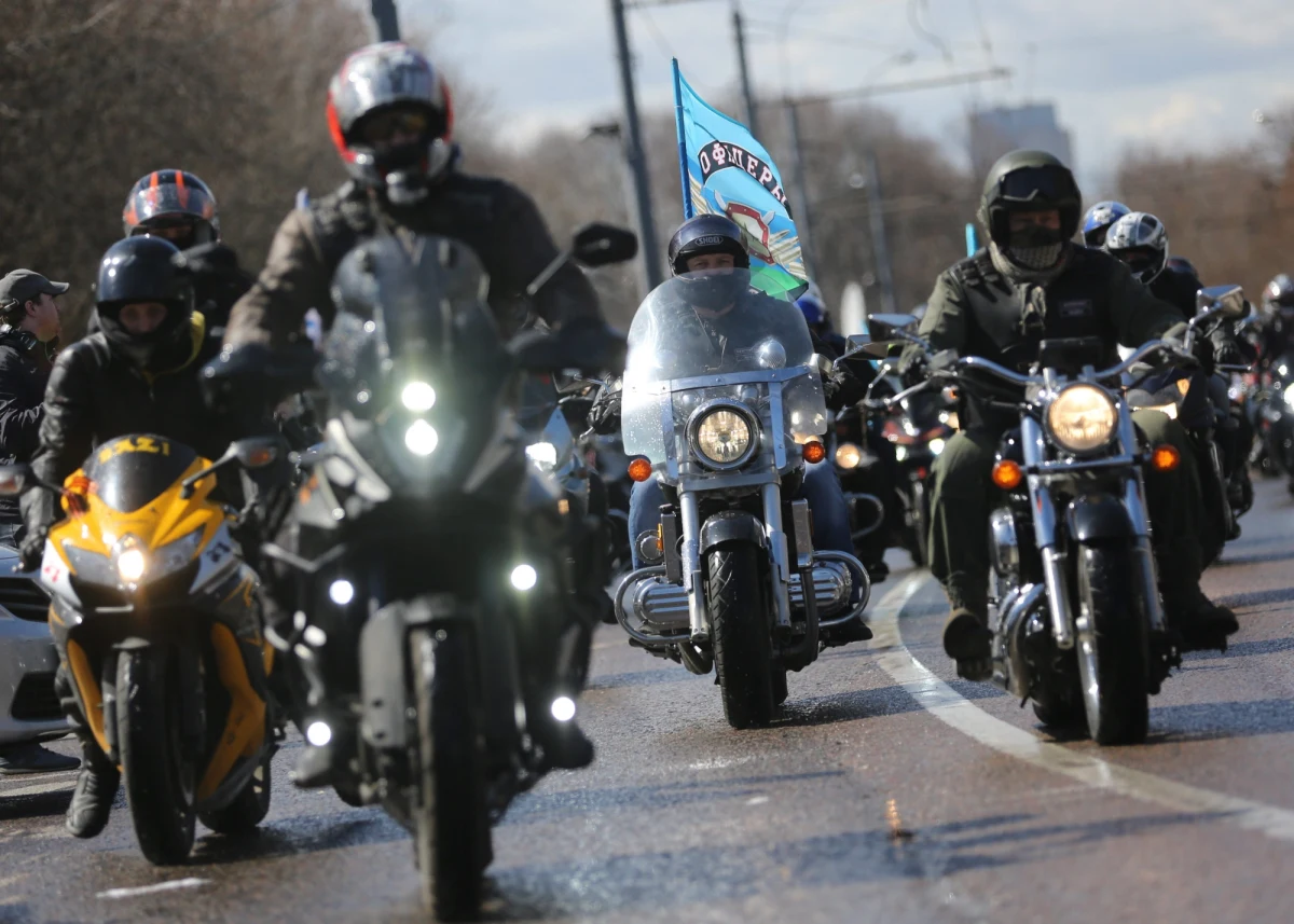 Rosyjscy motocykliści - mimo zakazu wjazdu do Polski - wyruszyli w rajd do Berlina. Już wcześniej lider Nocnych Wilków Aleksandr Załdostanow zapowiadał, że "polskie zakazy ich nie zatrzymają". Motocykliści nie zdradzają, jak i gdzie zamierzają przekroczyć granicę. Jak dowiedział się jednak korespondent RMF FM Przemysław Marzec - mają to zrobić indywidualnie, przez różne przejścia graniczne.