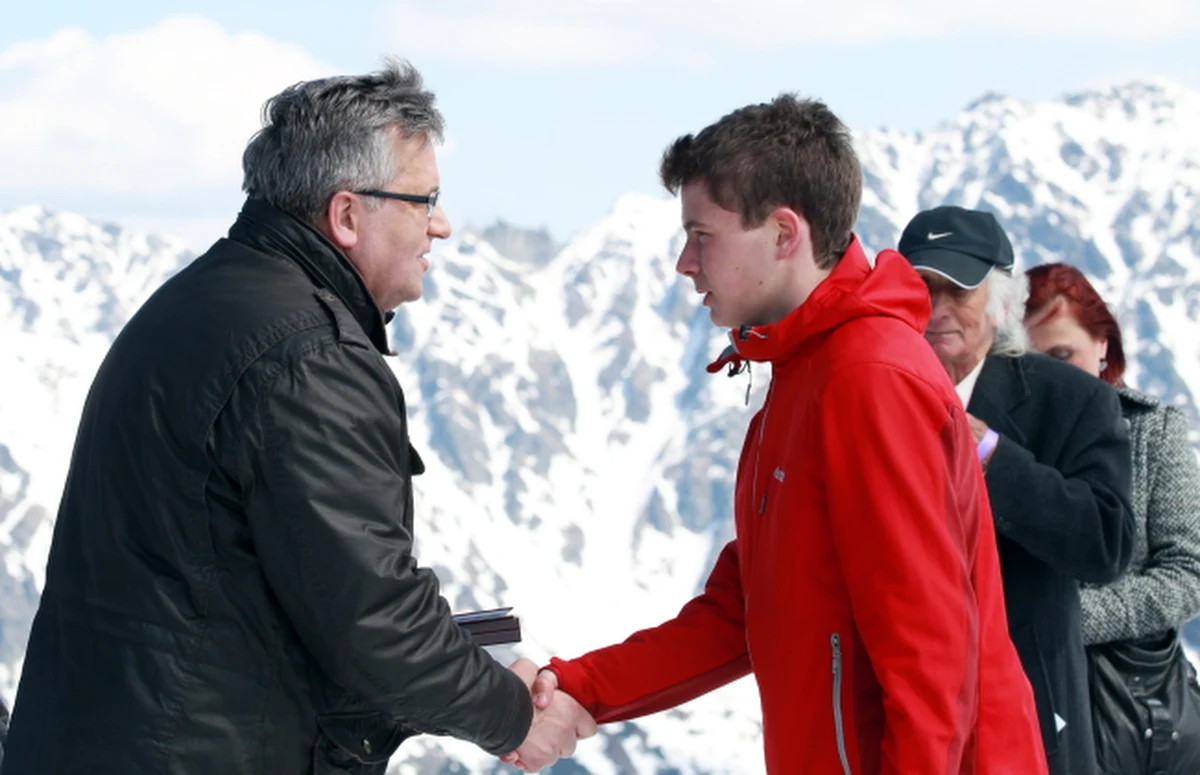 Prezydent Bronisław Komorowski wręczył na Kasprowym Wierchu w Tatrach odznaczenia państwowe sportowcom i osobom zasłużonym dla popularyzowania sportów narciarskich i wspinaczkowych. 