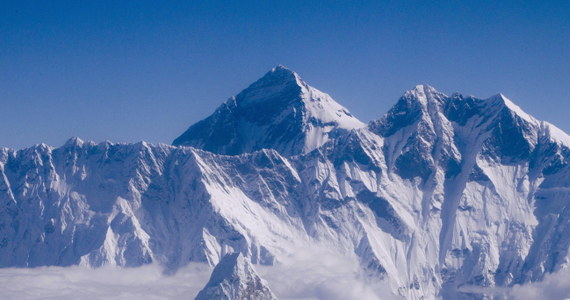Łodzianin Paweł Michalski, uczestniczący z warszawiakiem Jarosławem Gawrysiakiem w międzynarodowej ekspedycji poinformował, że wszyscy członkowie "6 Summits Challenge" mieli sporo szczęścia po potężnym trzęsieniu ziemi w Nepalu i zejściu lawiny pod Everestem. Polskie MSZ podało na Twitterze, że nie ma informacji o Polakach poszkodowanych w Nepalu. 