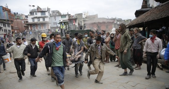 Ponad 1000 osób zginęło w wyniku trzęsienia ziemi w Nepalu - poinformował rzecznik policji nepalskiej Kamal Singh Bam. W samym Nepalu liczba zabitych wynosi 970, śmierć 36 osób potwierdzono w Indiach, 12 - w Tybecie, dwóch - w Bangladeszu. Trzęsienie ziemi wywołało  też lawinę, która zeszła w pobliżu najwyższego szczytu na świecie - Mount Everestu. Lawina zabiła co najmniej 10 wspinaczy - podało ministerstwo turystyki Nepalu, dodając, że bilans może wzrosnąć. Jak informuje polskie MSZ, na razie nie ma informacji, żeby wśród ofiar byli Polacy.
