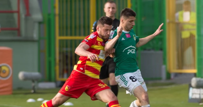 Łukasz Tymiński (Jagiellonia, z lewej) w walce o piłkę z Maciejem Małkowskim (Bełchatów)