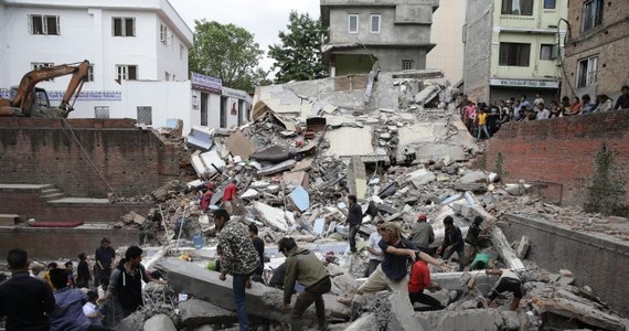 Co najmniej 1900 osób zginęło w wyniku potężnego trzęsienia ziemi w sobotę w Nepalu. Kilkadziesiąt osób zginęło w Indiach, Tybecie i Bangladeszu - wynika z ostatnich informacji podanych przez policję w Nepalu. Według tych danych w samej Kotlinie Katmandu zginęło 630 osób. 