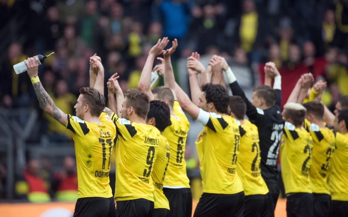 Piłkarze Borussii Dortmund odnieśli drugie zwycięstwo z rzędu w niemieckiej ekstraklasie. W 30. kolejce pokonali przed własną publicznością Eintracht Frankfurt 2:0. Trzy punkty zdobył też Bayern Monachium, który w niedzielę może być już pewny tytułu.