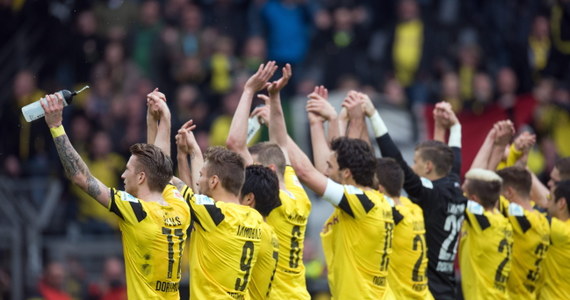 Piłkarze Borussii Dortmund odnieśli drugie zwycięstwo z rzędu w niemieckiej ekstraklasie. W 30. kolejce pokonali przed własną publicznością Eintracht Frankfurt 2:0. Trzy punkty zdobył też Bayern Monachium, który w niedzielę może być już pewny tytułu.
