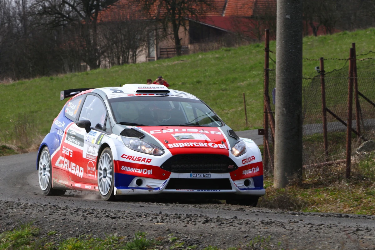Wicemistrz Polski w 2014 roku Grzegorz Grzyb (Ford Fiesta R5) prowadzi po pierwszym dniu w Rajdzie Świdnicki-Krause, pierwszej rundzie mistrzostw Polski. Impreza otwiera jubileuszowy, 60. sezon Mistrzostw Polski. Drugi jest Filip Nivette ze stratą 9,5 s, a trzeci Tomasz Kuchar (obaj Ford Fiesta R5) - strata 10,2 s. 