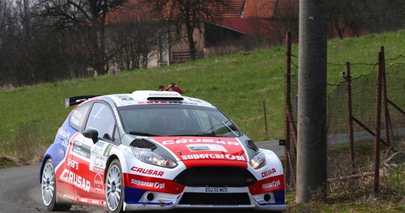 Wicemistrz Polski w 2014 roku Grzegorz Grzyb (Ford Fiesta R5) prowadzi po pierwszym dniu w Rajdzie Świdnicki-Krause, pierwszej rundzie mistrzostw Polski. Impreza otwiera jubileuszowy, 60. sezon Mistrzostw Polski. Drugi jest Filip Nivette ze stratą 9,5 s, a trzeci Tomasz Kuchar (obaj Ford Fiesta R5) - strata 10,2 s. 