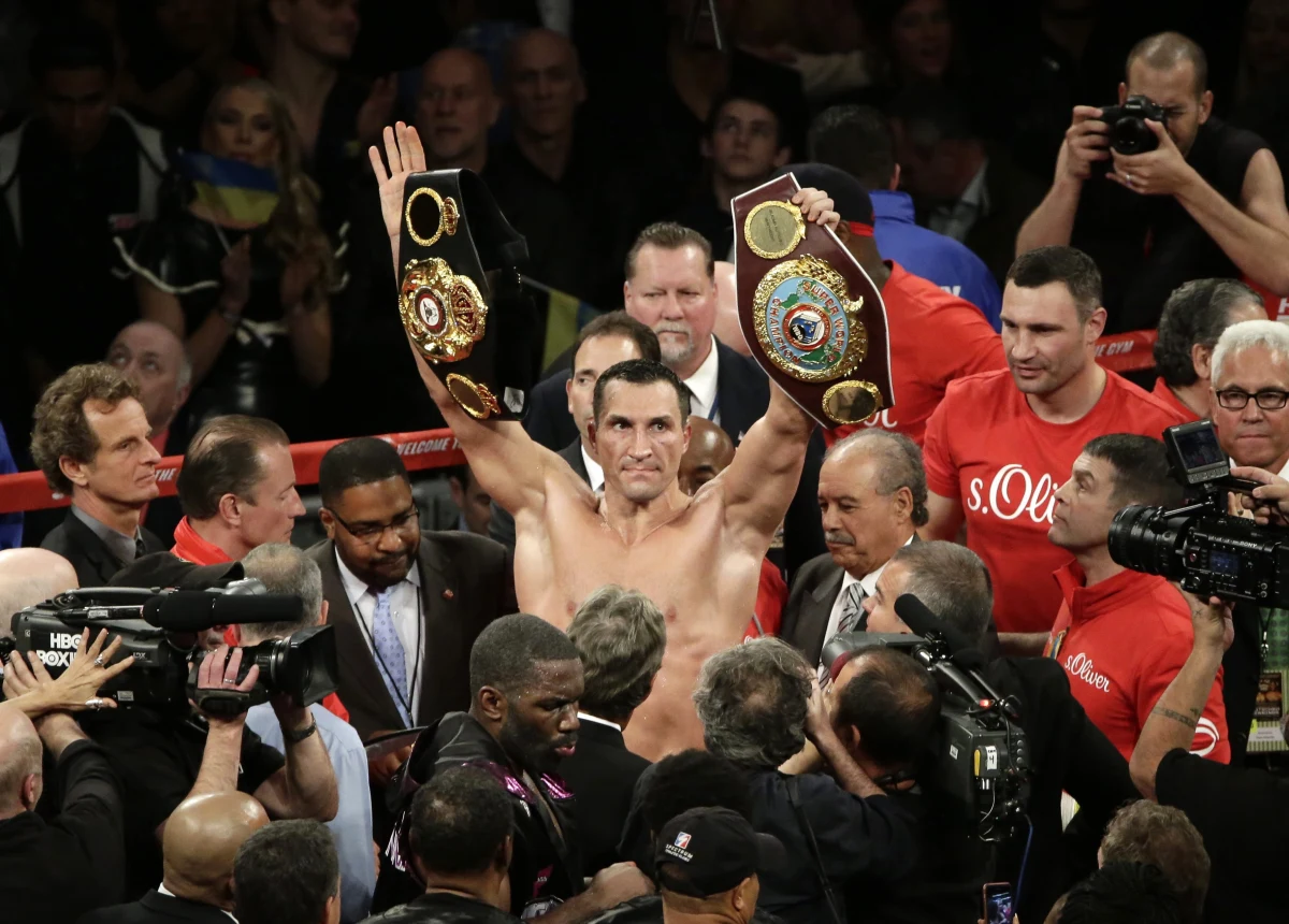 Ukrainiec Władimir Kliczko obronił tytuł bokserskiego mistrza świata wagi ciężkiej federacji WBA, WBO i IBF. Na ringu w nowojorskiej hali Madison Square Garden pokonał jednogłośnie Amerykanina Bryanta Jenningsa. Sędziowie punktowali 118:109, 116:111, 116:111.