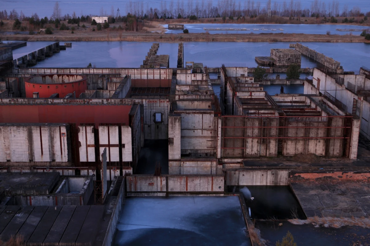 "Polska potrzebuje atomu. Potrzebujemy energii elektrycznej dla rozwoju przemysłu, dla komfortu, niezależności" - przekonuje specjalista w zakresie geofizyki jądrowej, technicznej fizyki jądrowej oraz bezpieczeństwa jądrowego i ochrony radiologicznej prof. Jerzy W. Niewodniczański. "Współczesne elektrownie są zupełnie inne niż ta, która była w Czarnobylu i nie jest możliwe doprowadzenie do takiej katastrofy, do której doszło równo 29 lat temu" - dodaje i przypomina: "Polska jest przecież i tak otoczona wieńcem elektrowni jądrowych, niektóre z nich znajdują się około 100 km od granicy. A nawet, już wkrótce, będą znajdować się około 40 km od granicy. Pod Grodnem na Białorusi już jest bowiem budowana elektrownia jądrowa".