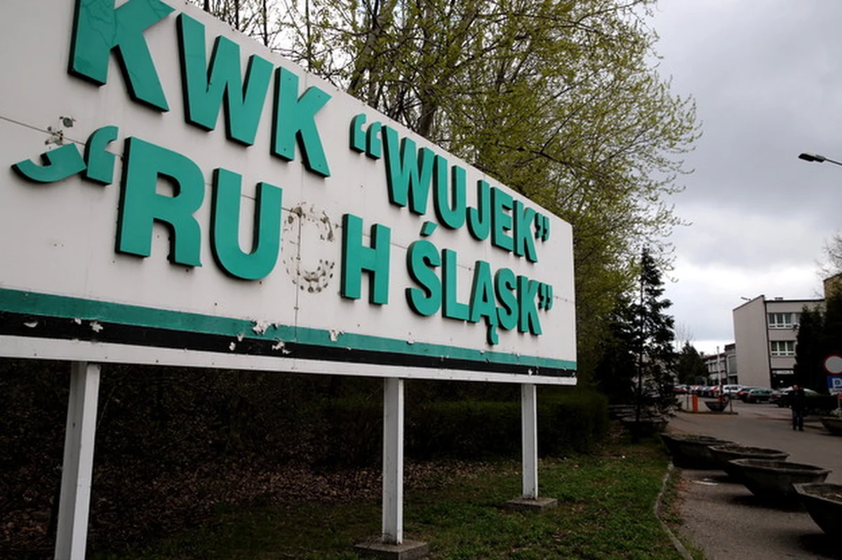 ​Kolejnych 11 metrów chodnika wydrążył w nocy kombajn w kopalni Wujek Ruch Śląsk. Ratownicy próbują dotrzeć do dwóch górników zaginionych przed tygodniem po wstrząsie. Akcja poszukiwawcza trwa już dziewiątą dobę.