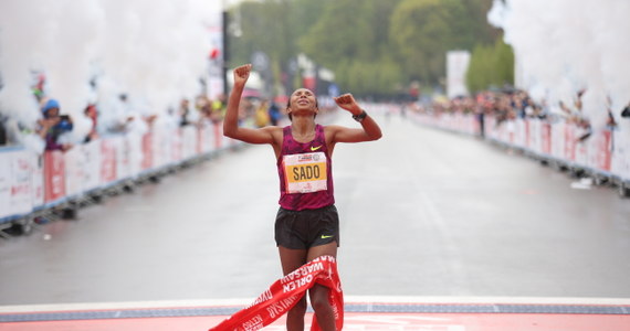 ​Etiopczyk Lemi Berhanu zwyciężył w trzeciej edycji Orlen Warsaw Marathon. Dystans 42 km 195 metrów przebiegł w czasie 2:07.56. W najlepszej 10 znalazł się Polak - Henryk Szost. 