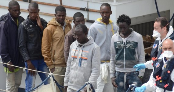 „Przemytnicy wcale się nie ukrywają, wszyscy wiedzą, gdzie ich szukać. Powszechnie wiadomo, w których miastach mieszkają, gdzie znajdują się obozy, w których gromadzą imigrantów” - mówi w rozmowie z korespondentką RMF FM libijski dziennikarz Ali Wahid z Dubai TV. Libia to centrum przemytu nielegalnych uchodźców z Afryki do krajów Unii Europejskiej, głównie do Włoch. „Ci handlarze „życiem ludzkim” często sami topią łodzie z uchodźcami, by nie pozostawić śladów” - opowiada Wahid. „Istnieją prawie „oficjalne” cenniki. Ceny zależą od pochodzenia  nielegalnego imigranta” - dodaje libijski dziennikarz. Dokładnie tydzień temu na wodach Cieśniny Sycylijskiej zatonął kuter, na pokładzie którego mogło być nawet 900 nielegalnych imigrantów, którzy chcieli przedostać się z Libii do Włoch.