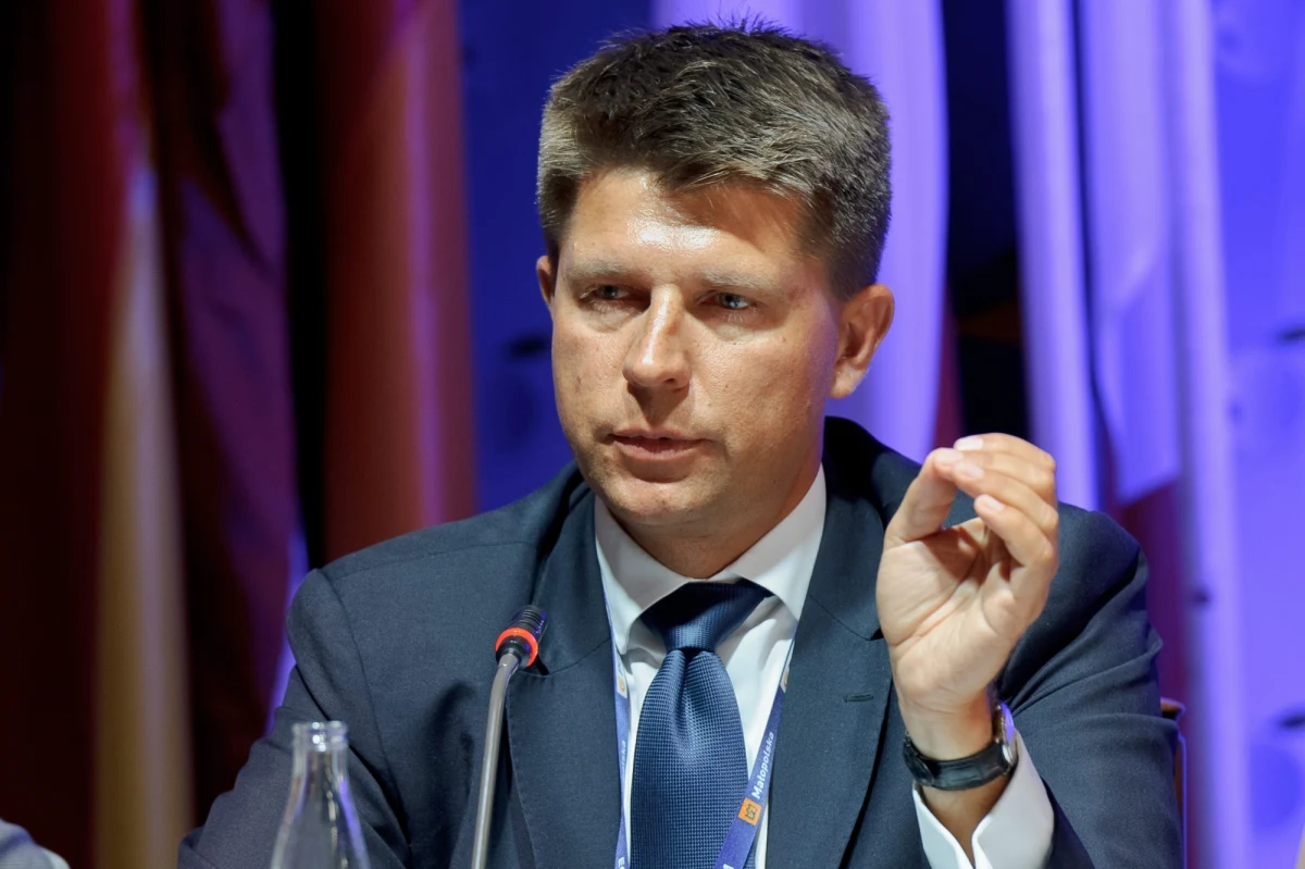 Przewodniczący Towarzystwa Ekonomistów Polskich zakłada stowarzyszenie Nowoczesna.pl. Czy dołączy do niego prof. Leszek Balcerowicz? Miałaby to być dla niego furtka, aby ponownie zasiąść w Sejmie, gdy Nowoczesna.pl przekształci się w partię. Jaki będą priorytety i program stowarzyszenia? Czy Polska powinna wejść do strefy euro? W poniedziałek gościem Konrada Piaseckiego w Kontrwywiadzie RMF FM  będzie przewodniczący Towarzystwa Ekonomistów Polskich i szef Nowoczesna.pl Ryszard Petru.