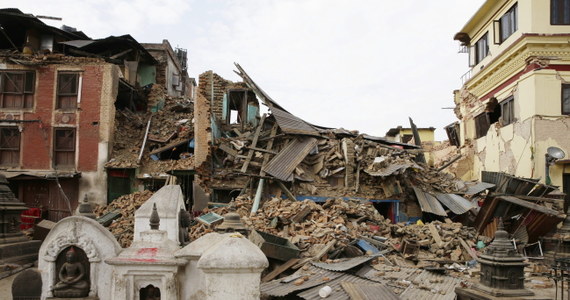 Ponad 3 tysiące 200 osób zginęło w sobotnim trzęsieniu ziemi w Nepalu - poinformowały władze. Według ekspertów liczba zabitych wzrośnie w najbliższych dniach. Wśród ofiar śmiertelnych są m.in. himalaiści, którzy zginęli w wywołanej trzęsieniem lawinie pod Mount Everestem. W sieci pojawiło się nagranie z jej zejścia. 