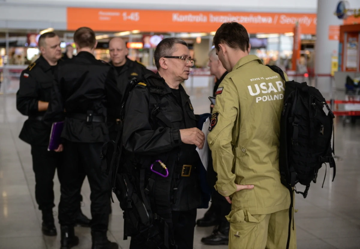 Grupa poszukiwawczo-ratownicza HUSAR, w skład której wchodzi 81 strażaków PSP jest w drodze do Katmandu. Początkowo wylot planowano na godziny przedpołudniowe, jednak  został on przesunięty na godz. 23. Ta sama maszyna - jak ustalił nieoficjalnie reporter RMF FM - ma zabrać w drodze powrotnej Polaków, którzy przebywają w tej chwili w Nepalu. Z Warszawy wcześniej odleciała grupa 6 ratowników Polskiego Centrum Pomocy Międzynarodowej, która ma pomóc poszkodowanym w Nepalu.