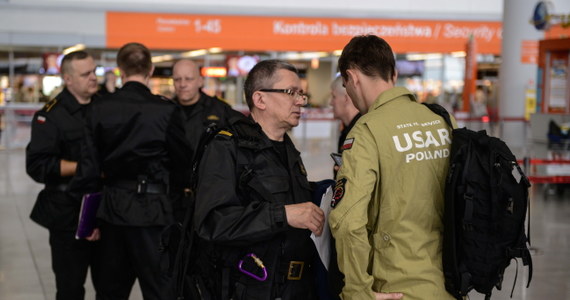 Grupa poszukiwawczo-ratownicza HUSAR, w skład której wchodzi 81 strażaków PSP jest w drodze do Katmandu. Początkowo wylot planowano na godziny przedpołudniowe, jednak  został on przesunięty na godz. 23. Ta sama maszyna - jak ustalił nieoficjalnie reporter RMF FM - ma zabrać w drodze powrotnej Polaków, którzy przebywają w tej chwili w Nepalu. Z Warszawy wcześniej odleciała grupa 6 ratowników Polskiego Centrum Pomocy Międzynarodowej, która ma pomóc poszkodowanym w Nepalu.