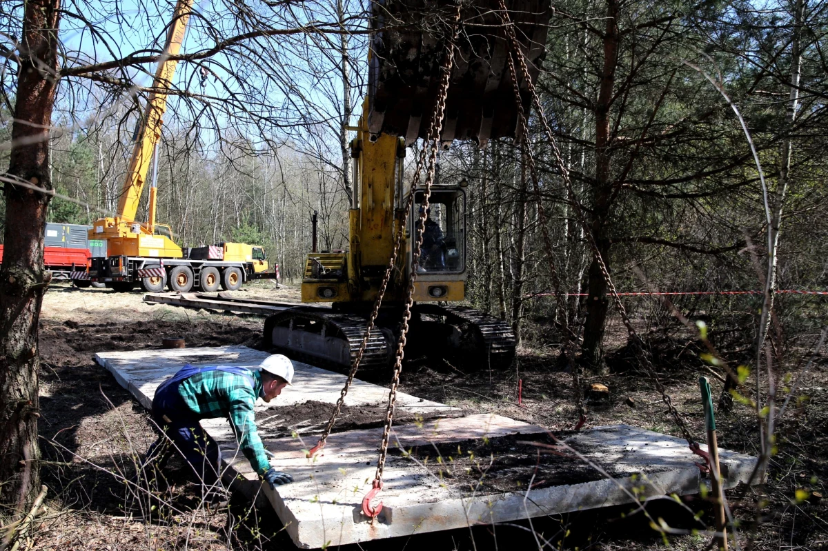 Kolejnych dziewięć metrów chodnika wydrążył w niedzielę kombajn, dzięki któremu ratownicy chcą dotrzeć do dwóch górników zaginionych po wstrząsie w kopalni Wujek. Na powierzchni zakończono cementowanie osadzanej w wierconym otworze rury - dla usztywnienia konstrukcji. 