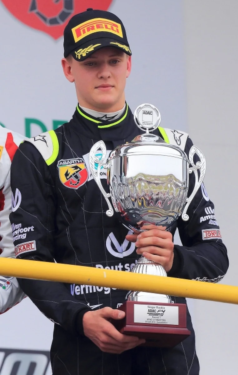 Syn siedmiokrotnego mistrza świata Formuły 1 Michaela Schumachera, 16-letni Mick wygrał na torze w niemieckim Oschersleben po raz pierwszy w karierze wyścig Formuły 4.  Formuła 4 jest serią wyścigową przeznaczoną dla młodych kierowców. 