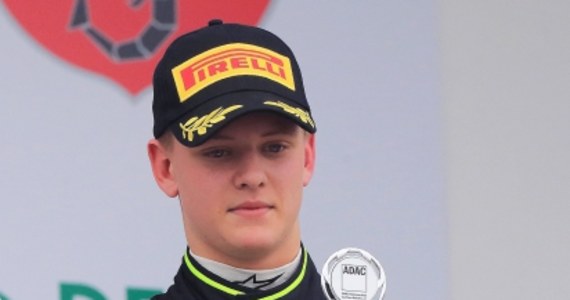 Syn siedmiokrotnego mistrza świata Formuły 1 Michaela Schumachera, 16-letni Mick wygrał na torze w niemieckim Oschersleben po raz pierwszy w karierze wyścig Formuły 4.  Formuła 4 jest serią wyścigową przeznaczoną dla młodych kierowców. 