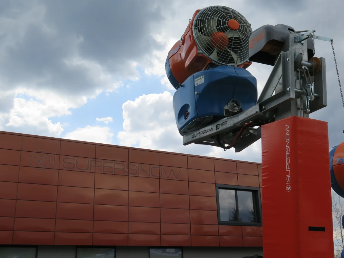 "Supersnow" - firma rodem z Białki Tatrzańskiej w ciągu kilkunastu lat przekształciła się z małego warsztatu naprawiającego armatki śnieżne w światowego potentata systemów do zaśnieżania. W tej chwili zajmuje drugie miejsce w Europie i trzecie na świecie oraz planuje ekspansje na kolejne rynki. W poniedziałkowym cyklu Twoje Pieniądze w RMF FM przedstawiamy "hity" naszego eksportu. 