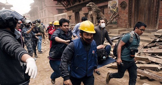 Sześciu ratowników Polskiego Centrum Pomocy Międzynarodowej dotarło do Katmandu. Mają pomagać poszkodowanym w sobotnim trzęsieniu ziemi w Nepalu. Według ostatnich danych, zginęło tam co najmniej 3 218 osób, a 6 538 zostało rannych. W drodze na miejsce są też strażacy z grupy poszukiwawczo-ratowniczej HUSAR. 