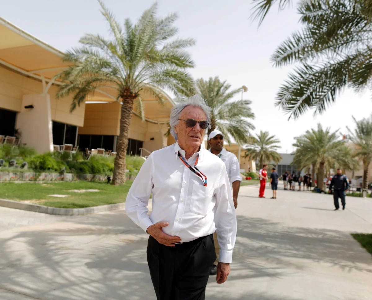 Szef Formuły 1 Bernie Ecclestone, wbrew pojawiającym się w kręgach specjalistów informacjom o możliwości powrotu do poprzednio używanych jednostek V8, nie widzi obecnie potrzeby takich zmian. 

