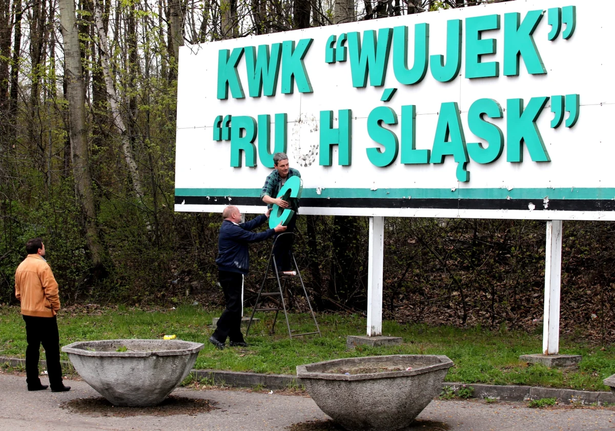 Ok. 10 metrów chodnika wydrążył nocą z niedzieli na poniedziałek kombajn, dzięki któremu ratownicy chcą dotrzeć do dwóch górników zaginionych po wstrząsie w kopalni Wujek. Z powierzchni kontynuowała też pracę wiertnica. 