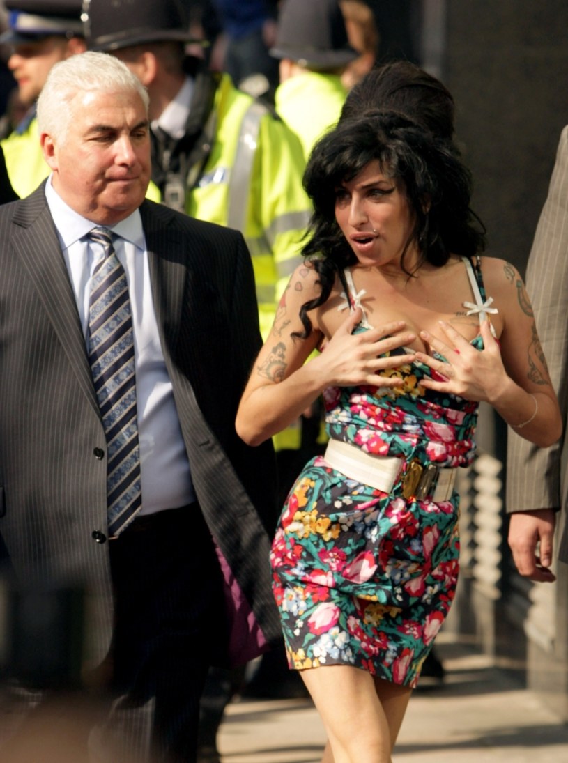 Mitch Winehouse początkowo próbował zablokować emisję dokumentu "Amy". Teraz ojciec zmarłej w 2011 roku wokalistki zapowiada pozew o odszkodowanie od twórców filmu.