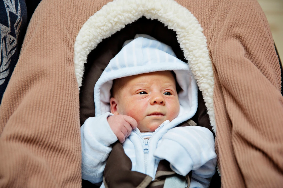 Pozwalanie dziecku na spanie w samochodzie może okazać się niebezpieczne, a nawet prowadzić do śmierci - ostrzegają eksperci. Ryzyko dotyczy sytuacji, w których maluchy są przypinane pasami w fotelikach samochodowych, nosidełkach, huśtawkach i innych urządzeniach z pasami. 