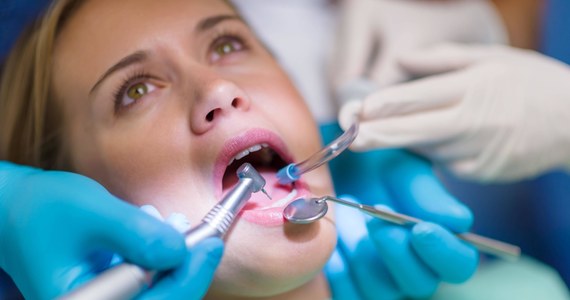 W przyszłości będziemy rzadziej chodzić do dentysty, bo zęby będą się... same „naprawiały”! To medyczna rewolucja, którą zapowiadają naukowcy z francuskiego Instytutu Zdrowia i Poszukiwań Medycznych. Według nich będzie możliwe stworzenie terapii, które zwielokrotnią zdolność naszego organizmu do „automatycznego” leczenia uzębienia. 