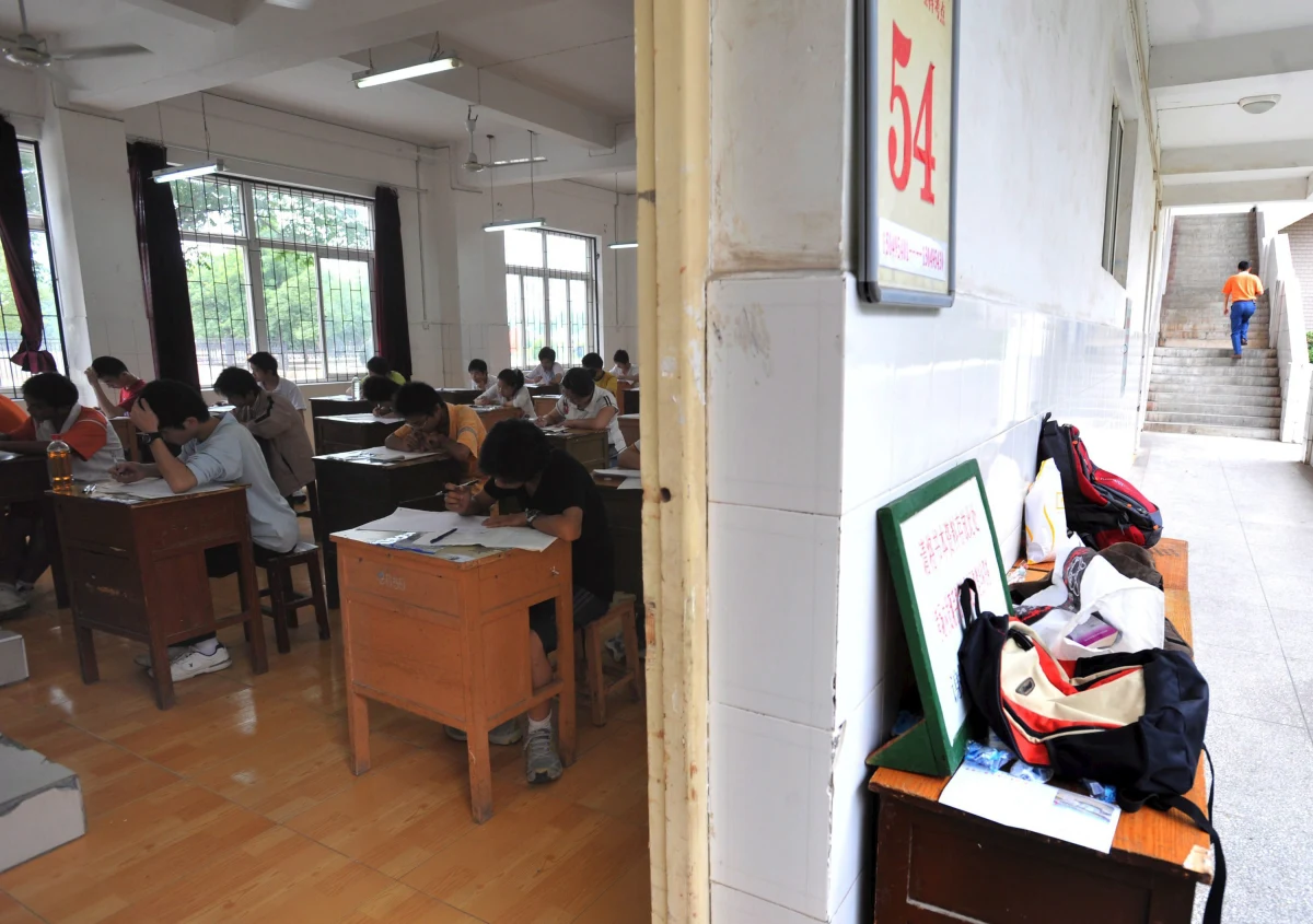 W Polsce matura, w USA - SAT i ACT, a w Australii - egzamin państwowy. Uczniowie niemal na całym świecie muszą zmierzyć się z egzaminem dojrzałości. W niektórych krajach zasady przeprowadzania testów są bardzo restrykcyjne - w Chinach za ściąganie nagana jest wpisywana do akt, a uczeń do końca życia niesie ze sobą informację, że oszukiwał na egzaminie.