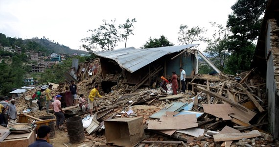 Caritas Polska, Polska Akcja Humanitarna i UNICEF Polska uruchomiły zbiórkę pieniędzy na zakup m.in. wody, żywności i leków po trzęsieniu ziemi w Nepalu. W kataklizmie zginęło ponad 3,2 tysiąca osób, a ponad 6,5 tysiąca zostało rannych. Według szacunków UNICEF, natychmiastowej pomocy potrzebuje w Nepalu co najmniej 940 tysięcy dzieci.