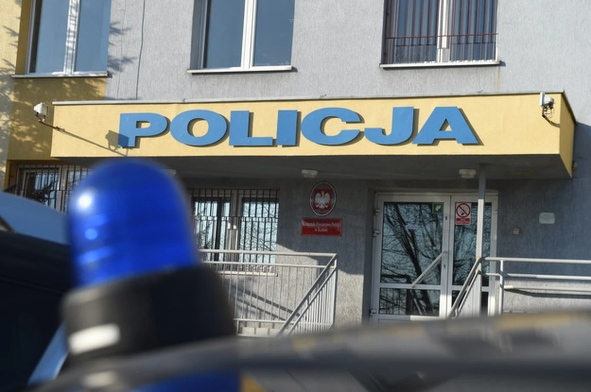 ​34-letni policjant z Kutna, z którego broni śmiertelnie postrzelono w czasie przesłuchania 29-latka, został podwójnie zawieszony w czynnościach służbowych - dowiedziała się dziennikarka RMF FM Agnieszka Wyderka. Funkcjonariusza zawiesili zarówno prokurator, jak i komendant. Specjaliści, którzy stworzą kompleksową ekspertyzę ws. śmierci 29-latka, sprawdzą teraz m.in., czy na broni znajdują się odciski palców, a jeśli tak - to czyje i w jaki sposób powstały.