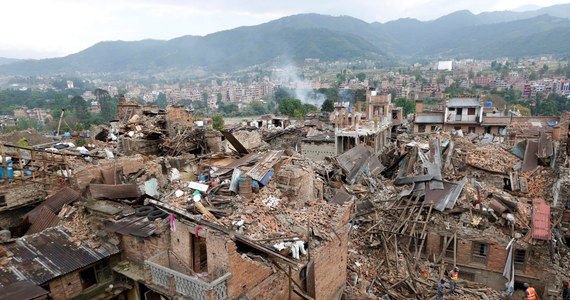 Liczba ofiar sobotniego trzęsienia ziemi w Nepalu przekroczyła 4000 - poinformowała nepalska policja. Jak wynika z najnowszych danych, w samym Nepalu zginęły 3904 osoby, ponad 60 osób zginęło w Indiach, a 25 w Tybecie. Osobno policja podaje liczbę ofiar śmiertelnych lawiny na Mount Evereście - jak podawano wcześniej, zginęło 18 osób.