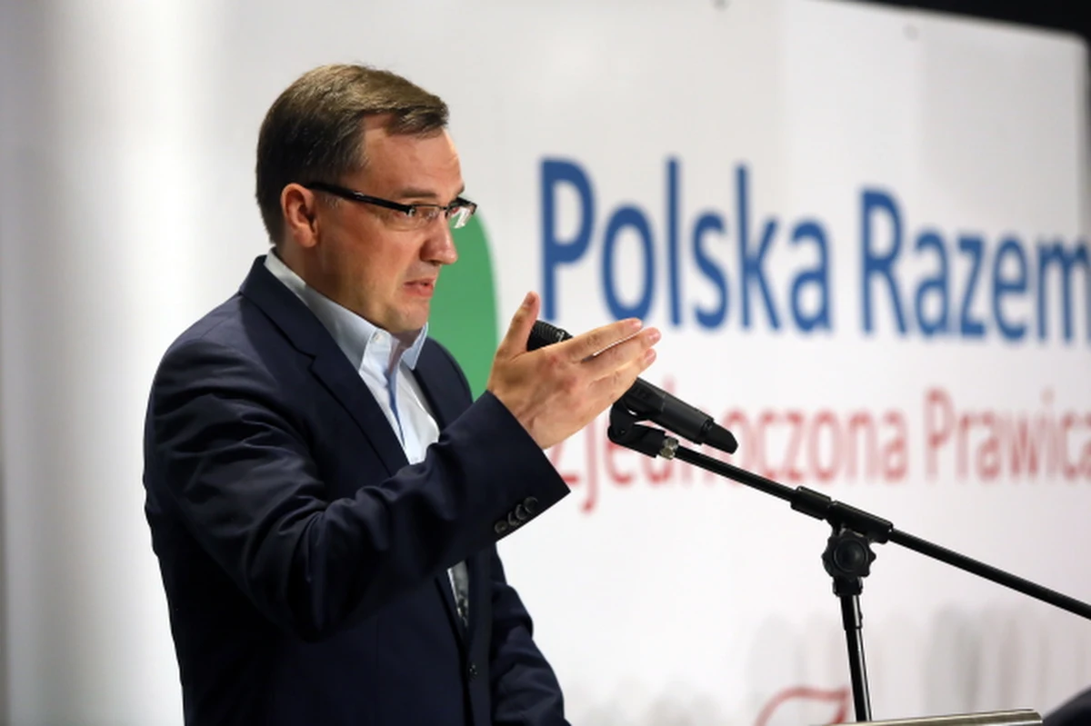 Zamieszanie wokół pozwolenia na broń ministra sprawiedliwości. Cezary Grabarczyk miał nie zdawać egzaminu praktycznego. Czy zostanie pociągnięty do odpowiedzialności? Czy straci stanowisko ministra? Sejmowa Komisja odpowiedzialności Konstytucyjnej opowiedziała się za postawieniem przed Trybunałem Stanu Zbigniewa Ziobry. Jaki będzie finał? We wtorek gościem Konrada Piaseckiego w Kontrwywiadzie RMF FM będzie były minister sprawiedliwości Zbigniew Ziobro, szef Solidarnej Polski.