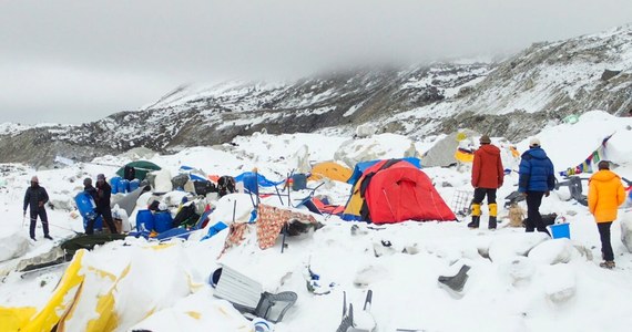 Ponad 120 osób odciętych w górskich obozach udało się ewakuować do bazy pod Mount Everestem. W lawinach po potężnym sobotnim trzęsieniu ziemi w Nepalu - pod najwyższą górą świata - zginęło co najmniej 17 wspinaczy. We wczorajszej akcji ratunkowej uczestniczyły dwa śmigłowce - mówił nam o poranku Paweł Michalski, uczestnik wyprawy 6 - Summit Challenge, który jest w bazie pod Everestem.