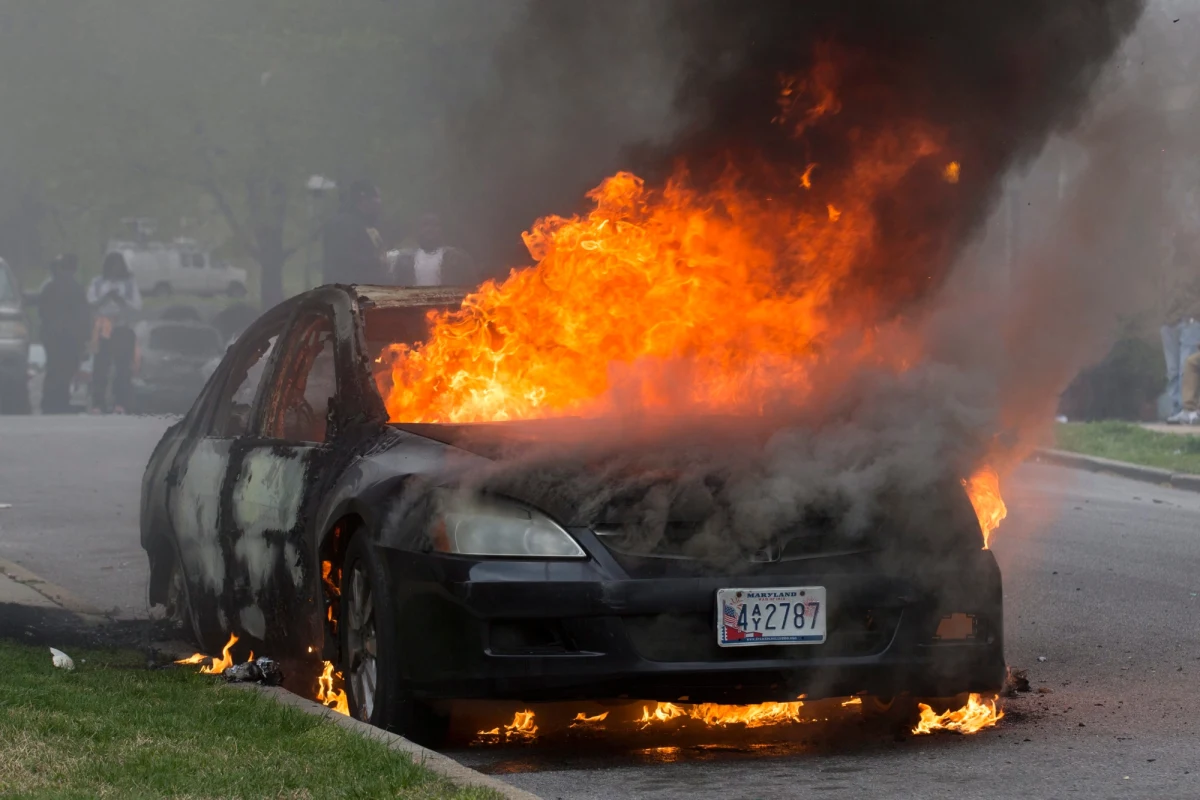 Godzinę policyjną zarządziła w Baltimore burmistrz Stephanie Rawlings-Blake. Natomiast gubernator stanu Maryland wprowadził stan wyjątkowy i wezwał Gwardię Narodową, która ma wkrótce wejść do miasta. To reakcja na zamieszki po pogrzebie ciemnoskórego mężczyzny. Według Afroamerykanów z tego miasta zmarł on w wyniku ran odniesionych podczas interwencji policyjnej. 