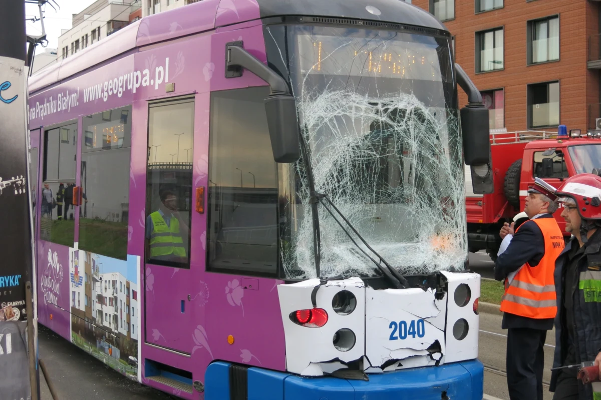 15 zostało rannych w zderzeniu tramwaju z autobusem na ulicy Pawiej, koło Politechniki w Krakowie. 10 przewieziono do szpitala. Informację o wypadku dostaliśmy od Was na Gorącą Linię RMF FM. 