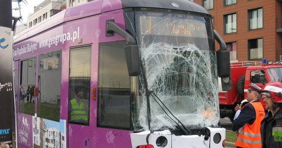 15 zostało rannych w zderzeniu tramwaju z autobusem na ulicy Pawiej, koło Politechniki w Krakowie. 10 przewieziono do szpitala. Informację o wypadku dostaliśmy od Was na Gorącą Linię RMF FM. 