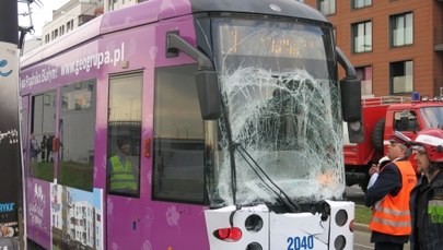 Kraków: Zderzenie tramwaju z autobusem, 15 osób rannych