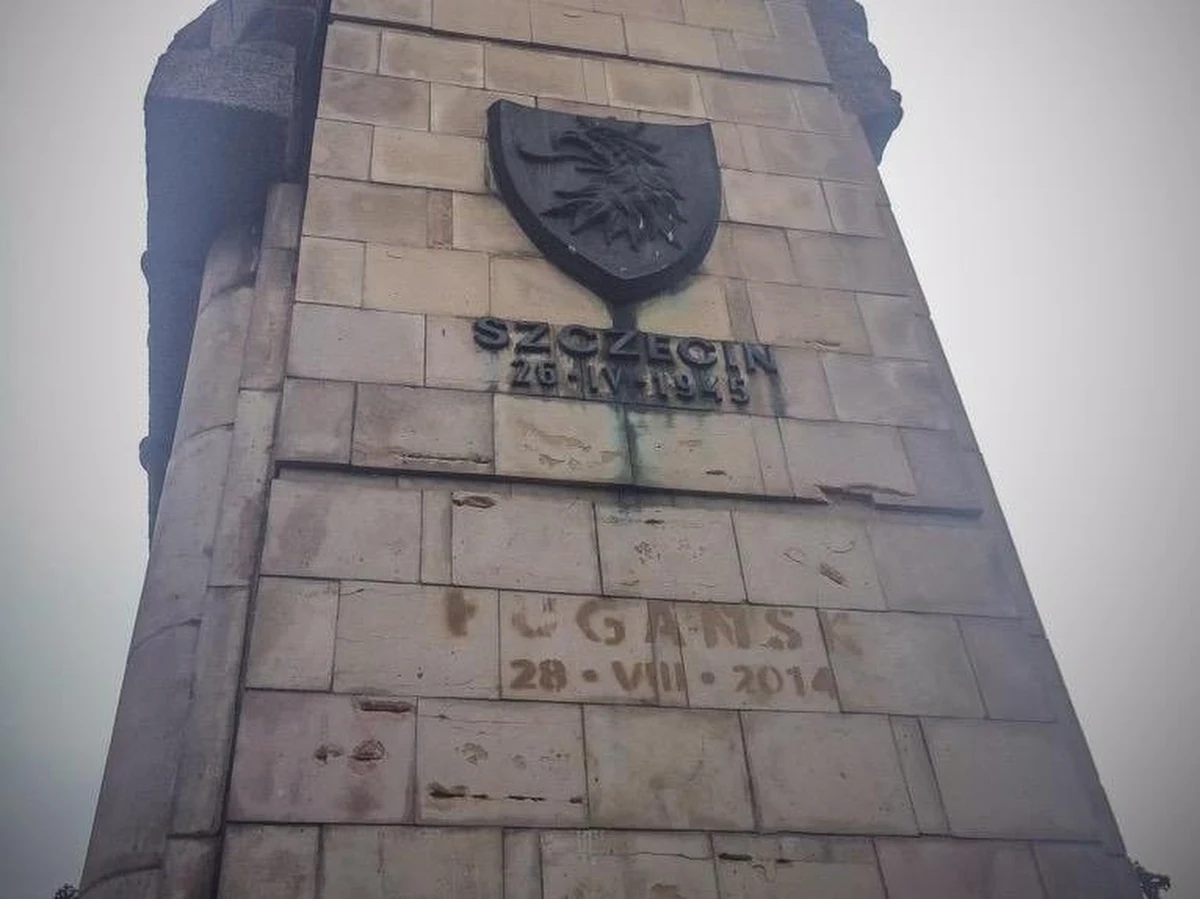 ​Wydłużyła się lista miast "wdzięcznych" Rosji za wyzwolenie. Na pomniku Wdzięczności Armii Czerwonej, który stoi w centrum Szczecina, obok Kołobrzegu, Ustki czy Szczecina i dat sprzed 70 lat, ktoś brązową farbą dopisał Donieck i Ługańsk. Pod nimi znalazły się daty - 28 sierpnia 2014 roku. Po południu napisy zmyli pracownicy Zakładu Usług Komunalnych. Władze miasta walczą o usunięcie monumentu. Rosjanie odrzucili jednak ich wniosek.