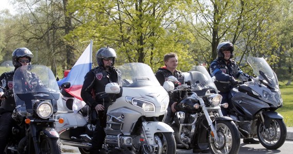 Za dwa dni będziemy tam, gdzie zaplanowaliśmy. Nie zatrzymają nas - mówił na spotkaniu z dziennikarzami Aleksandr Załdostanow, lider Nocnych Wilków. "Chirurg", bo taki ma pseudonim, zapewniał, że mimo wczorajszego zawrócenia z polskiej granicy członkowie gangu zamierzają dotrzeć do Berlina.