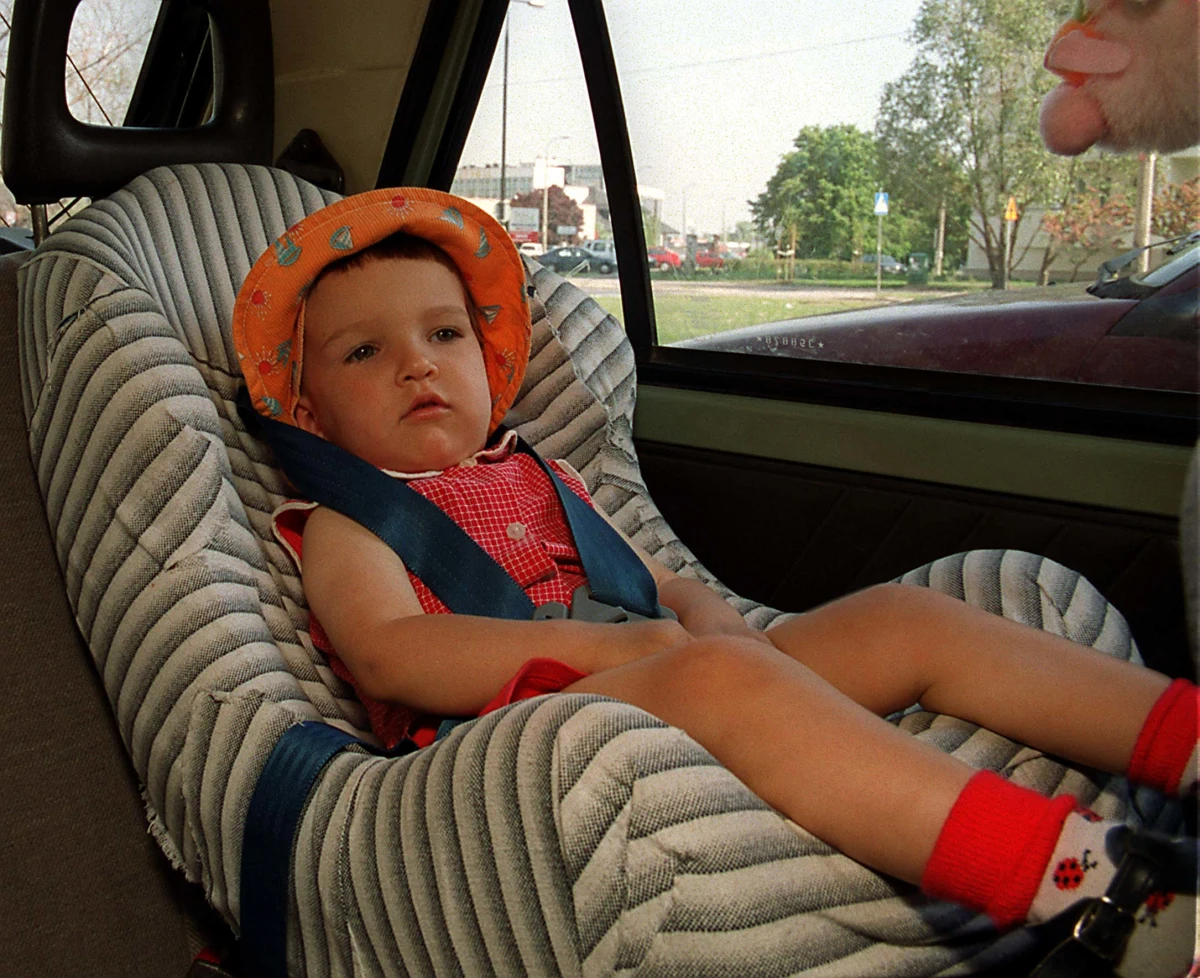 Prezydent Bronisław Komorowski podpisał nowelizację Prawa o ruchu drogowym. W myśl tej ustawy konieczność przewożenia dziecka w foteliku bezpieczeństwa zależeć będzie tylko od jego wzrostu. Zniknie obowiązująca obecnie granica wieku 12 lat. Zmiany dostosowują polskie prawo do dyrektyw Unii Europejskiej dotyczących stosowania w autach pasów bezpieczeństwa i fotelików dla dzieci. 