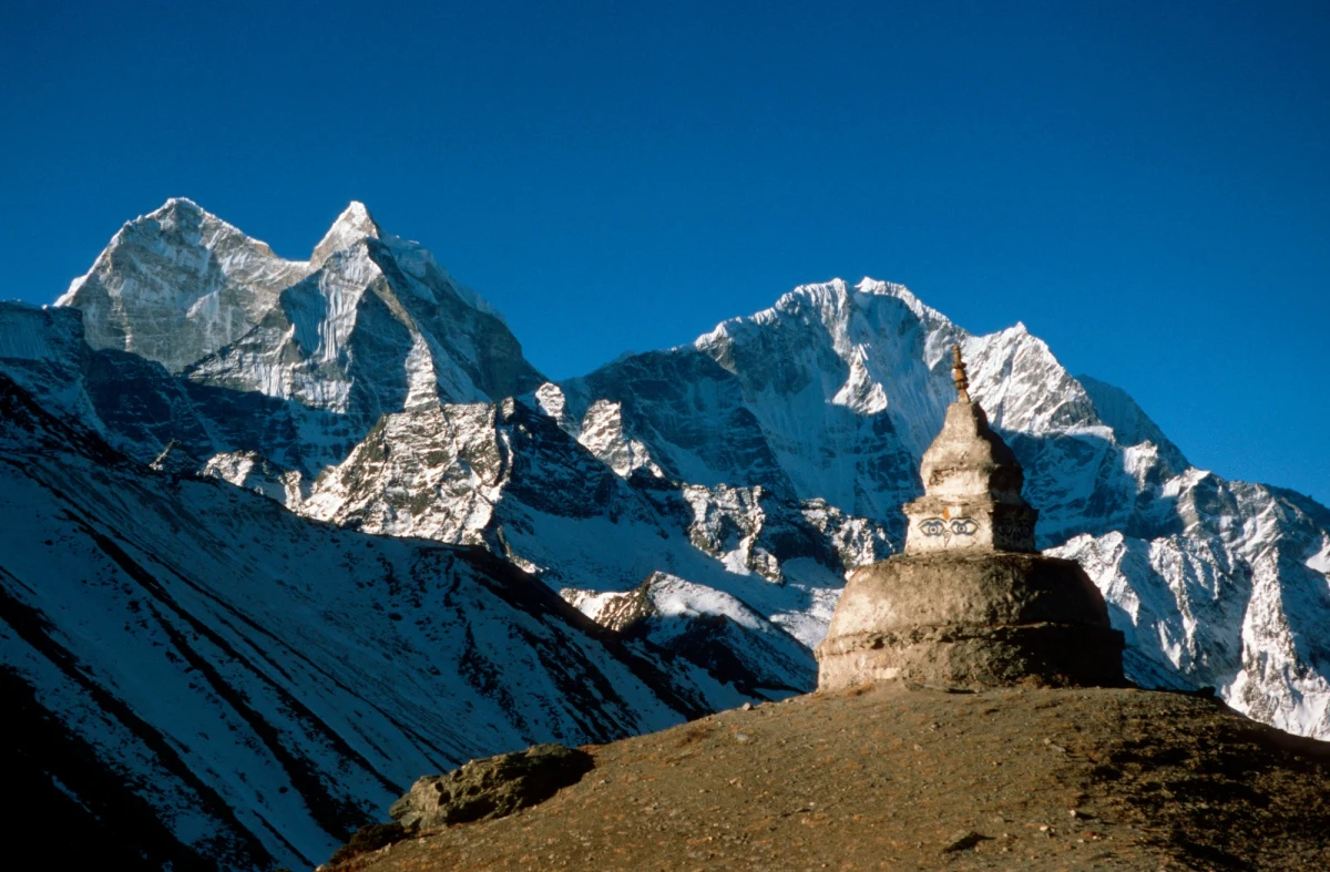 Osiem z dziesięciu najwyższych gór świata leży w nepalskiej części Himalajów Wysokich. Siedem z nich jako pierwsi zimą zdobyli polscy himalaiści, którzy dzięki temu zyskali przydomek "Lodowych Wojowników". Turystyka to kluczowa gałąź gospodarki Nepalu, który walczy ze skutkami potężnego trzęsienia ziemi. Ciągną tam nie tylko miłośnicy gór. Tamtejsze świątynie to także kluczowe miejsca pielgrzymek dla wyznawców buddyzmu i hinduizmu.