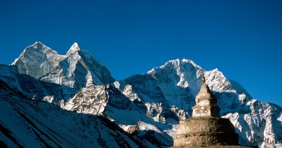 Osiem z dziesięciu najwyższych gór świata leży w nepalskiej części Himalajów Wysokich. Siedem z nich jako pierwsi zimą zdobyli polscy himalaiści, którzy dzięki temu zyskali przydomek "Lodowych Wojowników". Turystyka to kluczowa gałąź gospodarki Nepalu, który walczy ze skutkami potężnego trzęsienia ziemi. Ciągną tam nie tylko miłośnicy gór. Tamtejsze świątynie to także kluczowe miejsca pielgrzymek dla wyznawców buddyzmu i hinduizmu.