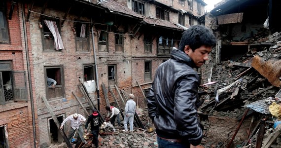 Wśród zabitych w trzęsieniu ziemi w Nepalu nie ma Polaków - podaje Ministerstwo Spraw Zagranicznych. Z najnowszych danych przekazanych zaś przez nepalskie MSW wynika, że liczba ofiar śmiertelnych sobotniego kataklizmu przekroczyła 5 tysięcy. Rannych zostało natomiast ponad 10 tysięcy ludzi.