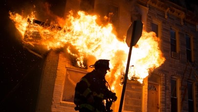 Zamieszki w Baltimore: 200 zatrzymań, podpalone budynki i auta