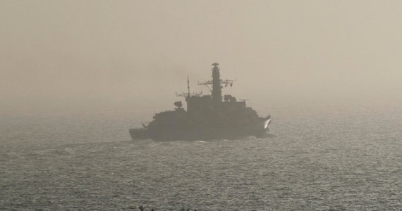 Statek towarowy "Maersk Tigris", pływający pod banderą Wysp Marshalla, został przejęty we wtorek przez siły irańskie - poinformował Pentagon. W cieśninie Ormuz łodzie patrolowe Iranu oddały strzały ostrzegawcze i skierowały jednostkę głębiej na wody irańskie. Wiadomo, że większość członków załogi pochodzi z Europy Wschodniej i Azji. Rzecznik operatora statku, firmy Rickmers Shipmanagement, nie potrafił jednak powiedzieć reporterowi RMF FM, czy na pokładzie są Polacy.
